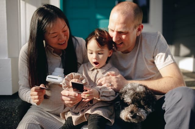 vợ chồng chăm sóc con cái