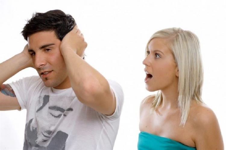 Người vợ anh ta gắn bó suốt đời ngày càng khó tình và không còn là mẫu người mà người đàn ông mong muốn