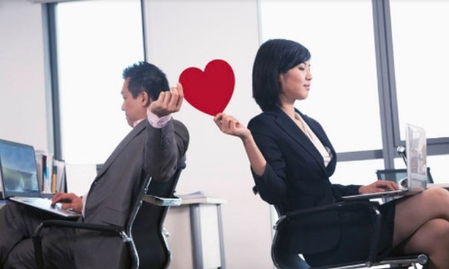 phụ nữ ngoại tình công sở