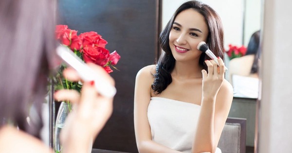 phụ nữ soi gương