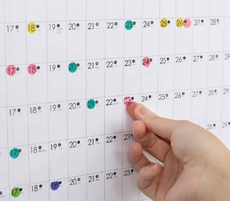 Quan tâm đến lịch trình của chồng để hẹn hò với tình nhân dễ dàng hơn