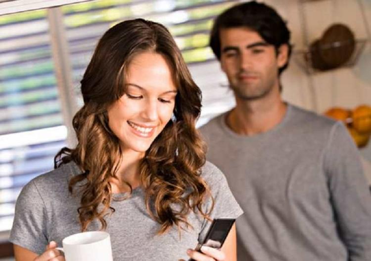 Tỉ lệ chồng phát hiện vợ ngoại tình qua tin nhắn khá phổ biến