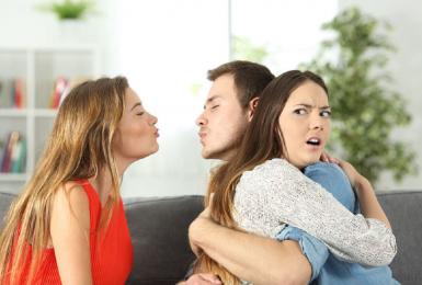 Khi chồng ngoại tình công khai nên làm gì?