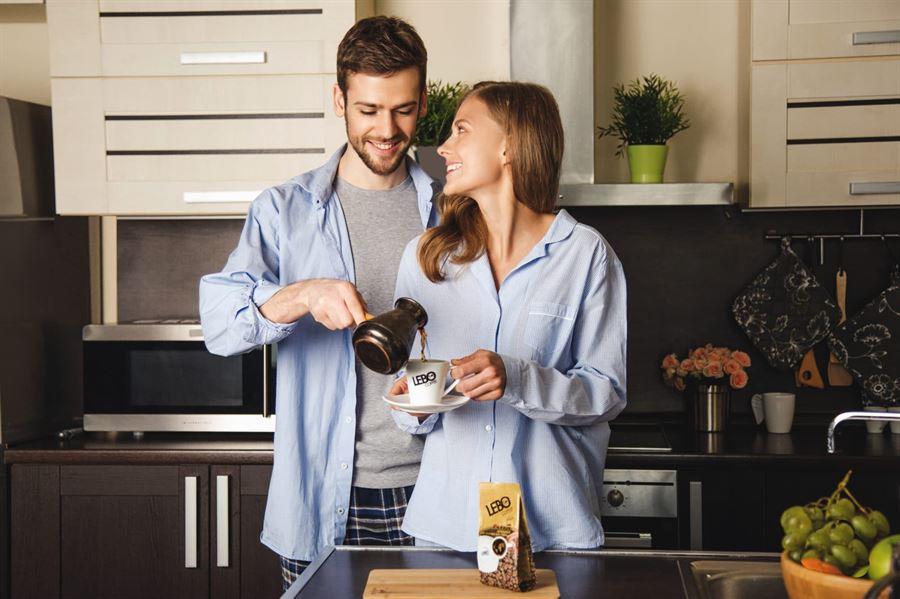 Vợ chồng cùng nhau tâm sự, chia sẻ để chèo lái con thuyền đi đến bến bờ hạnh phúc