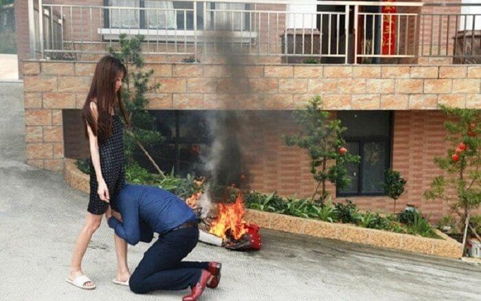 Làm gì khi chồng ngoại tình công khai
