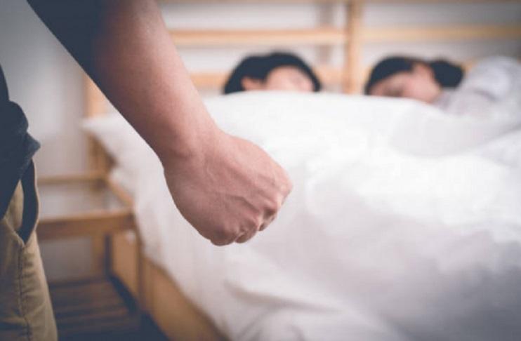 Chồng sững sờ khi vô tình bắt quả tang vợ ngoại tình bên ngoài